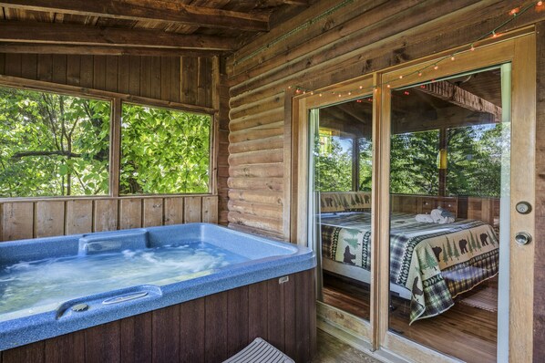 Terrace/patio - Romantic log cabin in the mountains (Pigeon Forge)