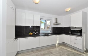 Kühlschrank, Ofen, Herdplatte, Geschirrspüler