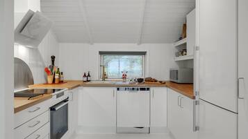 Køleskab, kogeplade, opvaskemaskine, kaffe-/temaskine