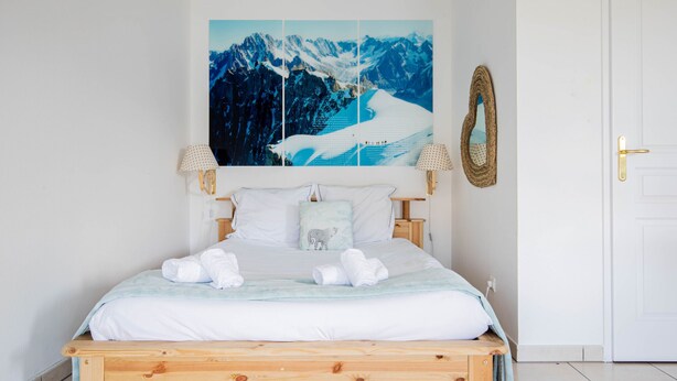 A wooden bed with white bedding and two lamps on either side. - Piste Bleue parking couvert (Annecy)
