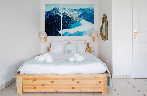 Een strijkplank/strijkijzer, gratis wifi, beddengoed