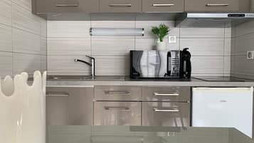 Refrigerador, microondas, cafetera y tetera y tetera eléctrica