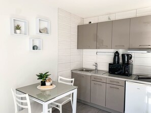Réfrigérateur, micro-ondes, cafetière/bouilloire, bouilloire électrique