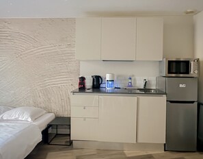 Frigorifero, microonde, macchina per tè/caffè, bollitore elettrico