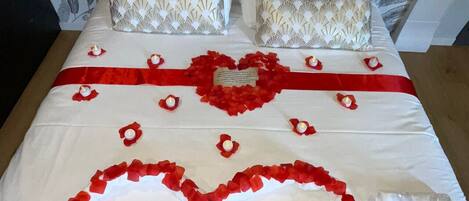 Iron/ironing board, free WiFi, bed sheets