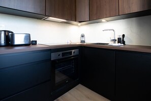 ثلاجة، فرن، غسالة أطباق، ماكينة لصنع القهوة/الشاي