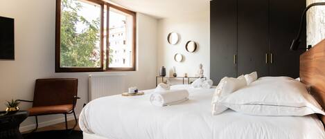 Iron/ironing board, free WiFi, bed sheets