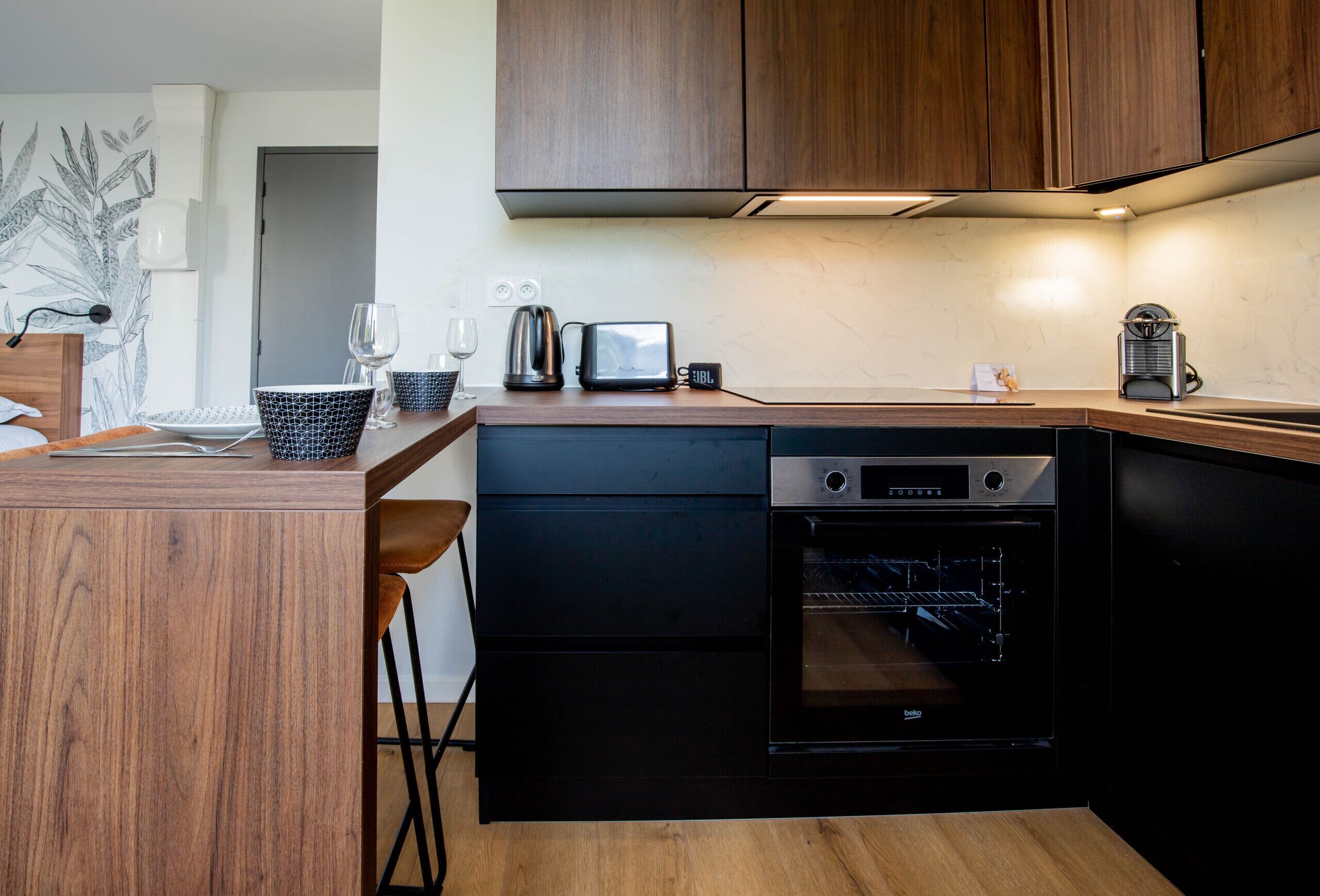 Fridge, oven, dishwasher, coffee/tea maker