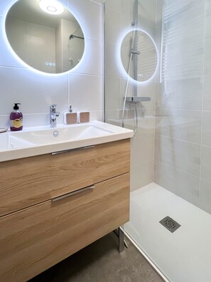Dusche, Haartrockner, Handtücher
