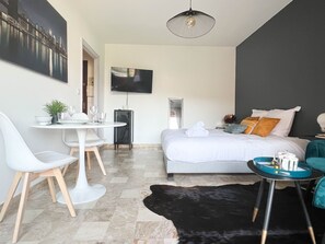 1 chambre, fer et planche à repasser, Wi-Fi gratuit, draps fournis