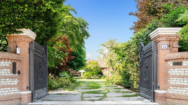A gated entrance with a stone pathway leading to a building. - Stunning home in Fanzolo di Vedelago (Fanzolo di Vedelago)