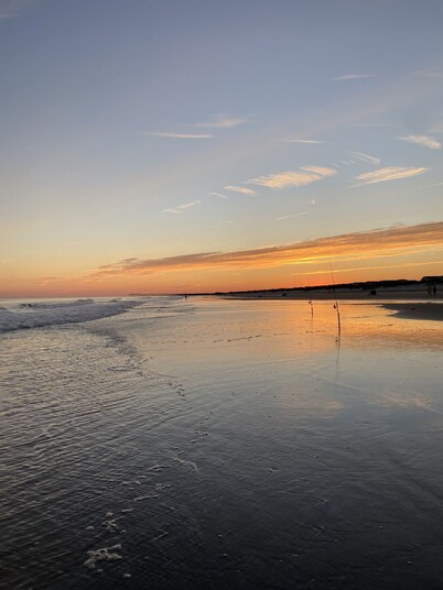 NOW BOOKING FOR WINTER! CUTE….COZY….COASTAL!! Quiet Neighborhood!