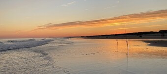 NOW BOOKING FOR WINTER! CUTE….COZY….COASTAL!! Quiet Neighborhood!