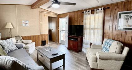 NOW BOOKING FOR WINTER! CUTE….COZY….COASTAL!! Quiet Neighborhood!