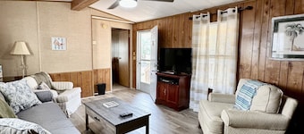 NOW BOOKING FOR WINTER! CUTEâŠ.COZYâŠ.COASTAL!! Quiet Neighborhood!