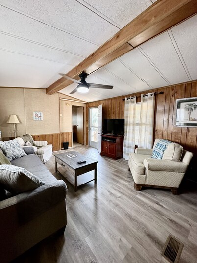 NOW BOOKING FOR WINTER! CUTE….COZY….COASTAL!! Quiet Neighborhood!