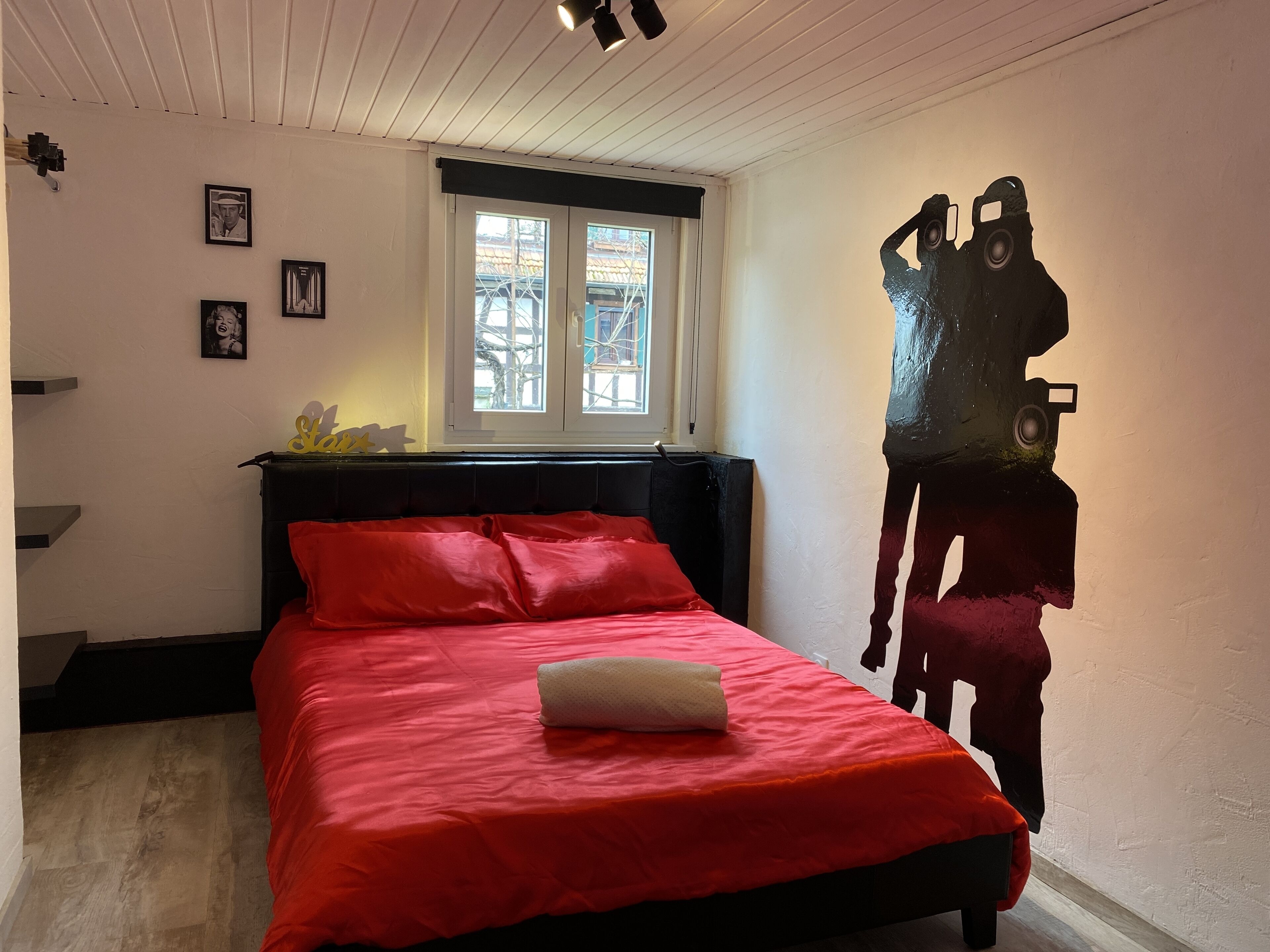 2 Schlafzimmer, Schreibtisch, Bügeleisen/Bügelbrett, Reisekinderbett