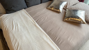 2 Schlafzimmer, Schreibtisch, Bügeleisen/Bügelbrett, Reisekinderbett