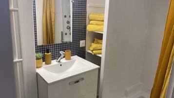 Een douche, een haardroger, handdoeken, zeep