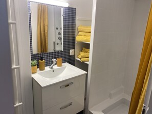 Dusj, hårføner, håndklær og såpe