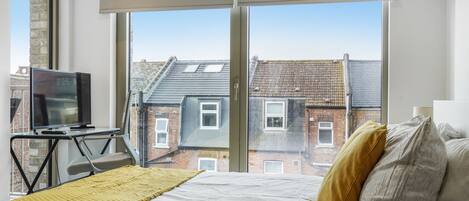 3 Schlafzimmer, Schreibtisch, Bügeleisen/Bügelbrett, Reisekinderbett