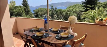 Duplex apartment with sea view, 50 meters from the beach