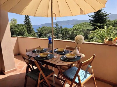 Duplex apartment with sea view, 50 meters from the beach