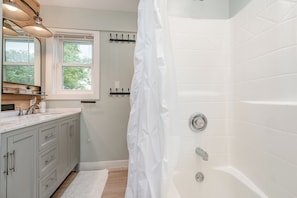 Hair dryer, towels, soap, shampoo - Beulah Apartment with Scenic Lake Views, Just 5 Minutes Away from the Beach! (Beulah)