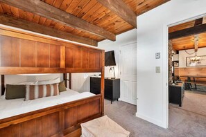 3 bedrooms, iron/ironing board, WiFi, bed sheets - The Bubbly Bear - Attitash, N Conway, Relaxed Luxe (Bartlett)