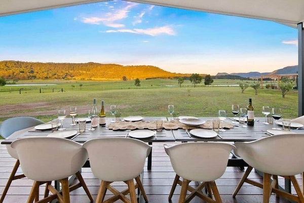 House luxury hunter valley back deck dining mountain views