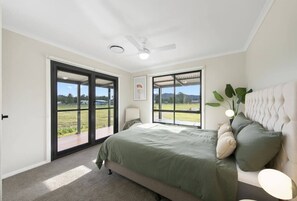 5 bedrooms, iron/ironing board, WiFi, bed sheets