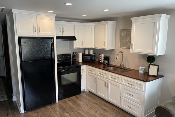 Køleskab, mikrobølgeovn, ovn, kogeplade