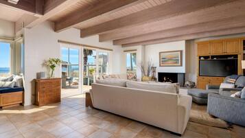 TV connectée, cheminée, livres, espaces bureaux