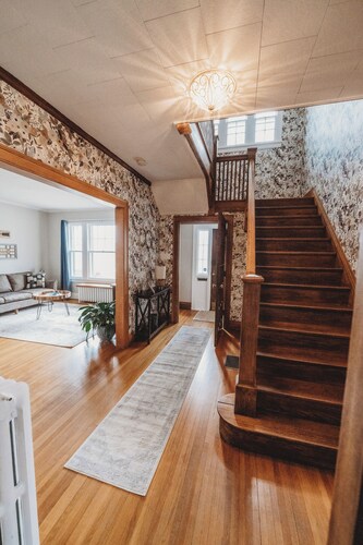 Charming 4 bedroom home near Downtown.