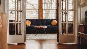 Télévision, livres, vidéothèque, écrans d'ordinateur