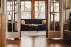 Télévision, livres, vidéothèque, écrans d'ordinateur