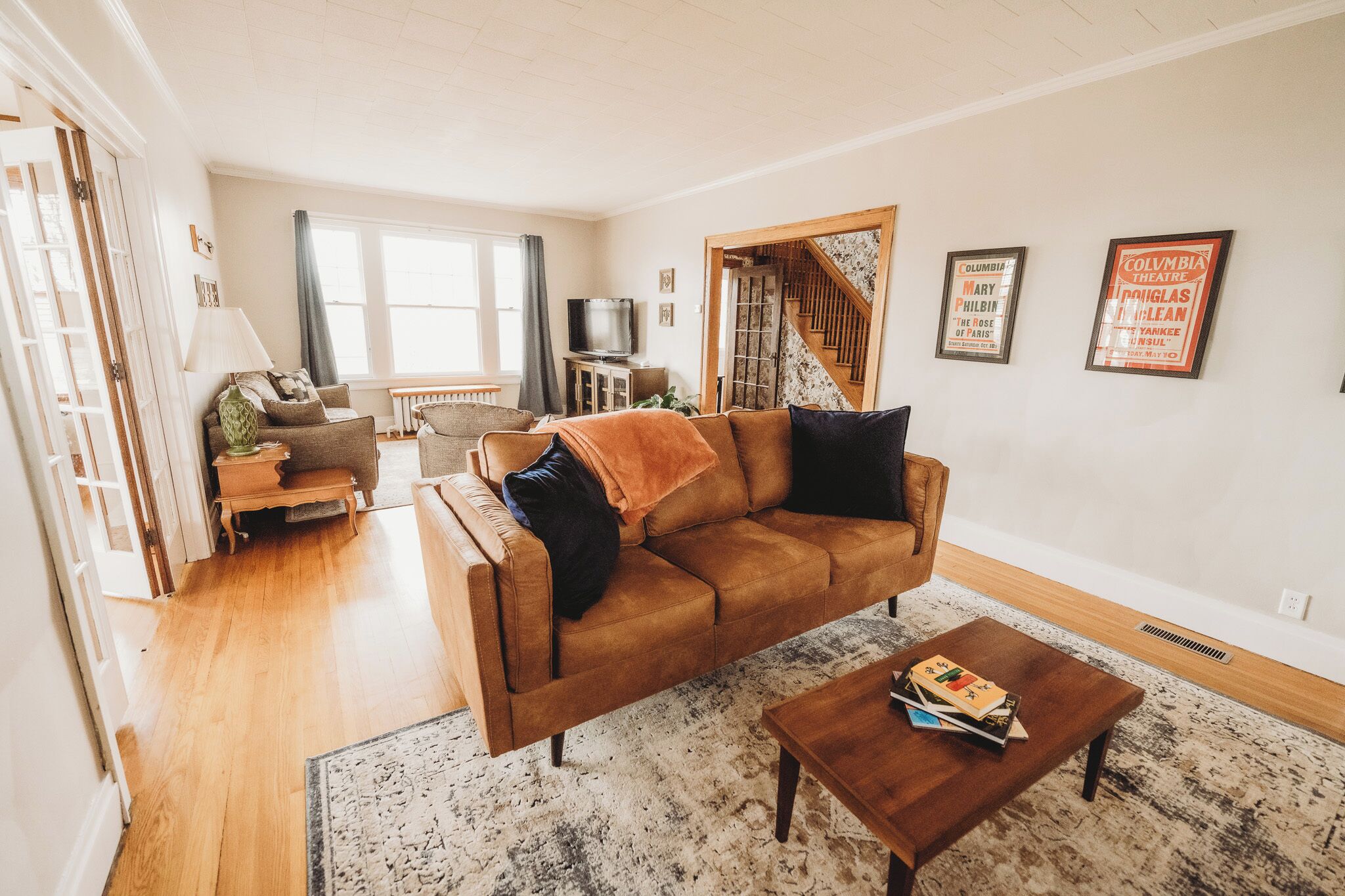 Télévision, livres, vidéothèque, écrans d'ordinateur