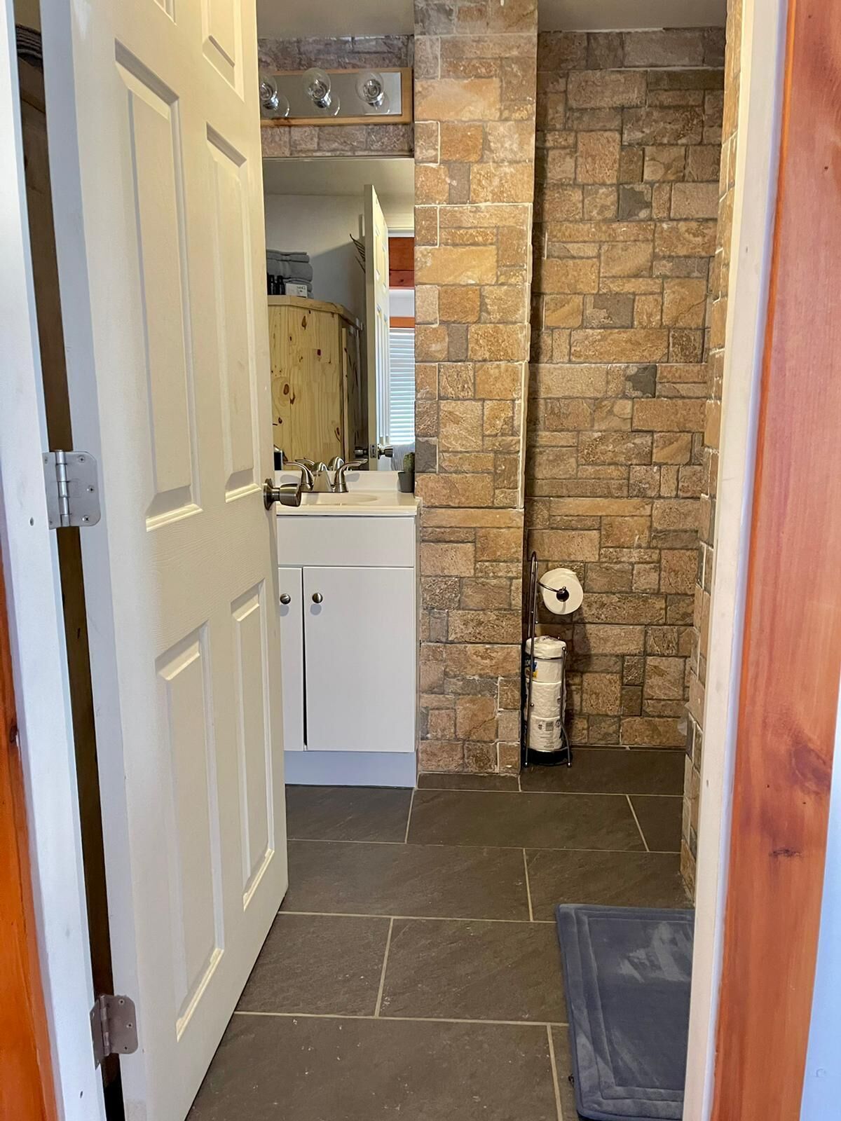 Secador de pelo, toallas, jabón y champú