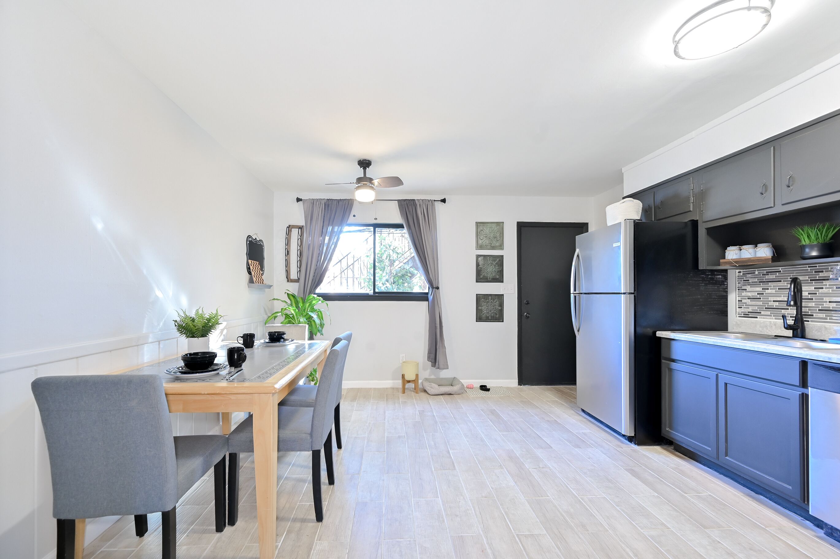 Kühlschrank, Mikrowelle, Herdplatte, Geschirrspüler