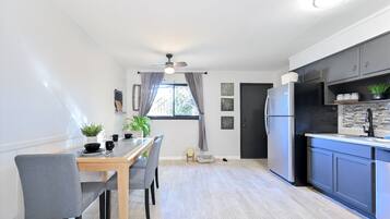 Kühlschrank, Mikrowelle, Herdplatte, Geschirrspüler