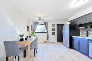 Kühlschrank, Mikrowelle, Herdplatte, Geschirrspüler