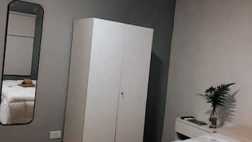 2 habitaciones, escritorio, tabla de planchar con plancha y wifi