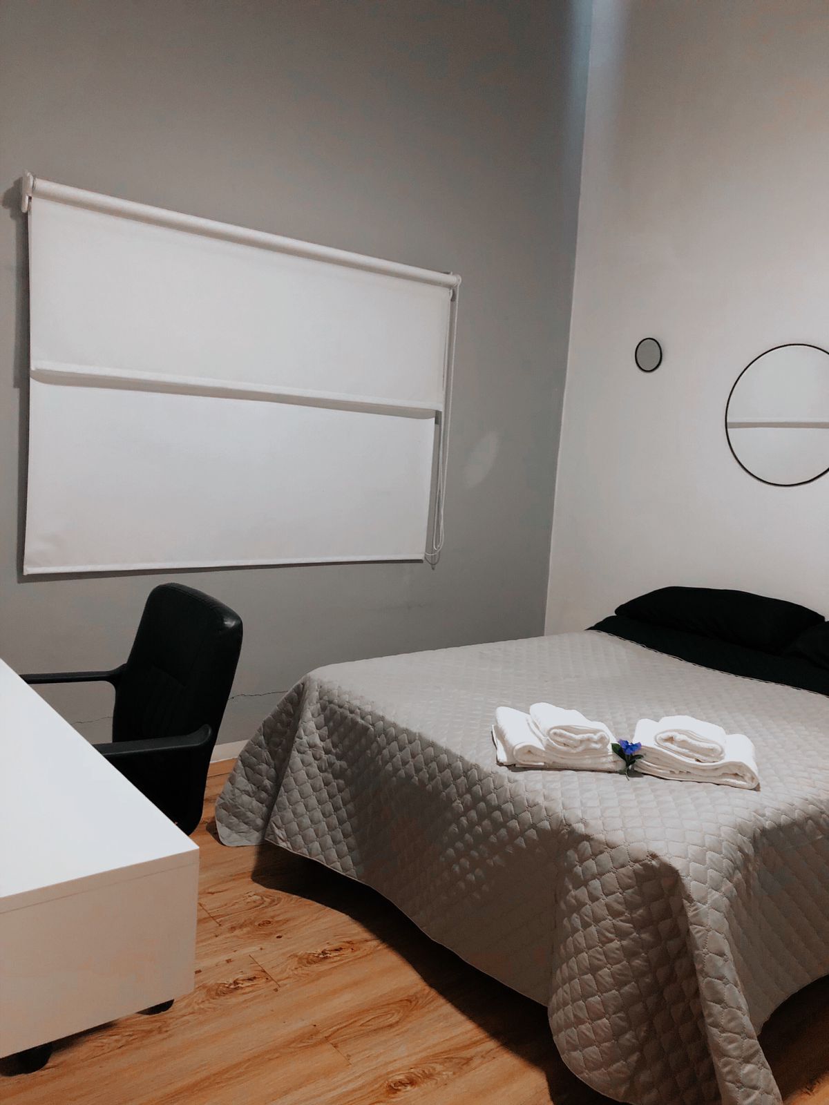 2 habitaciones, escritorio, tabla de planchar con plancha y wifi 