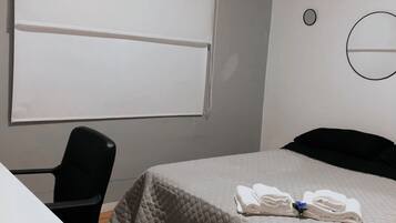 2 habitaciones, escritorio, tabla de planchar con plancha y wifi