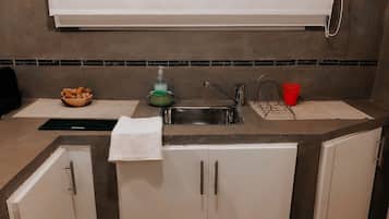 Réfrigérateur, four, plaque de cuisson, bouilloire électrique
