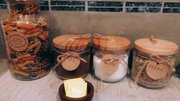 Chuveiro, produtos de toalete grátis, secador de cabelo, bidê