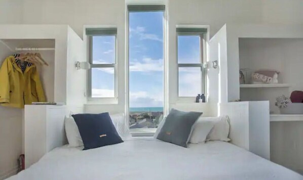 1 bedroom, WiFi, bed sheets - Seaglass Room-Weller House Water Tower-Ocean View (Fort Bragg)