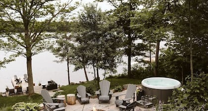 Charming Four Seasons Lake Front Renovated Cottage in Bala, Moon River Muskoka