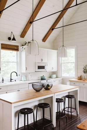 Réfrigérateur, four à micro-ondes, un four, surface de cuisson