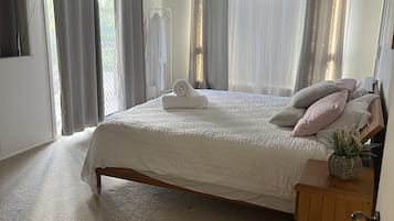 4 chambres, bureau, fer et planche Ă repasser, lit parapluie